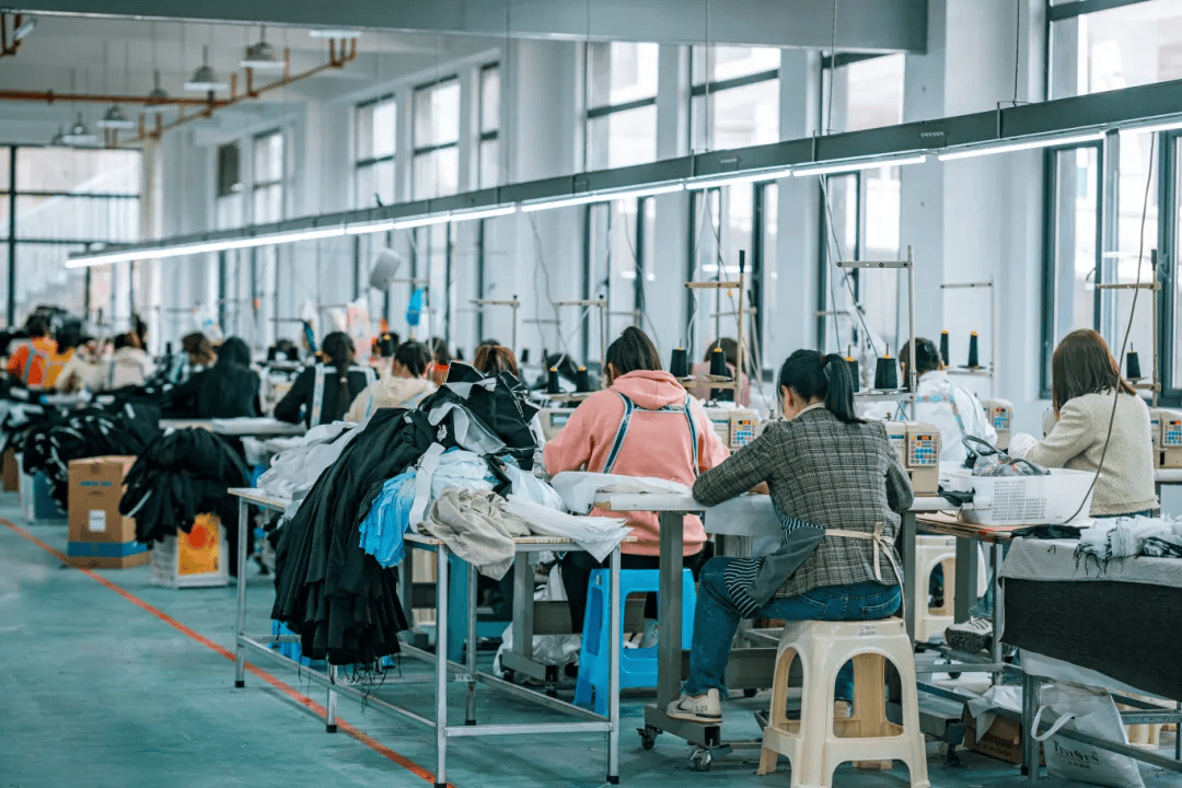 急招900多人！昭通鎮雄紡織服裝產業園正式投產，帶動日用品銷售新機遇