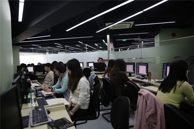 上海服裝設(shè)計(jì)培訓(xùn) 實(shí)戰(zhàn)教學(xué)賦能，技能學(xué)歷與就業(yè)全方位護(hù)航